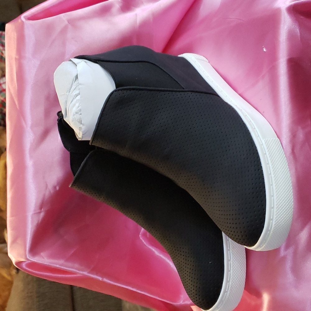 SHOES - Picture 6 of 8